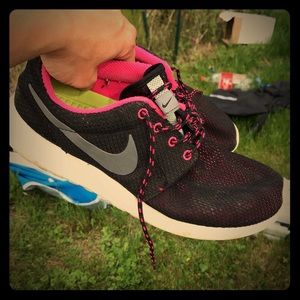 Black Nike sneakers barely worn